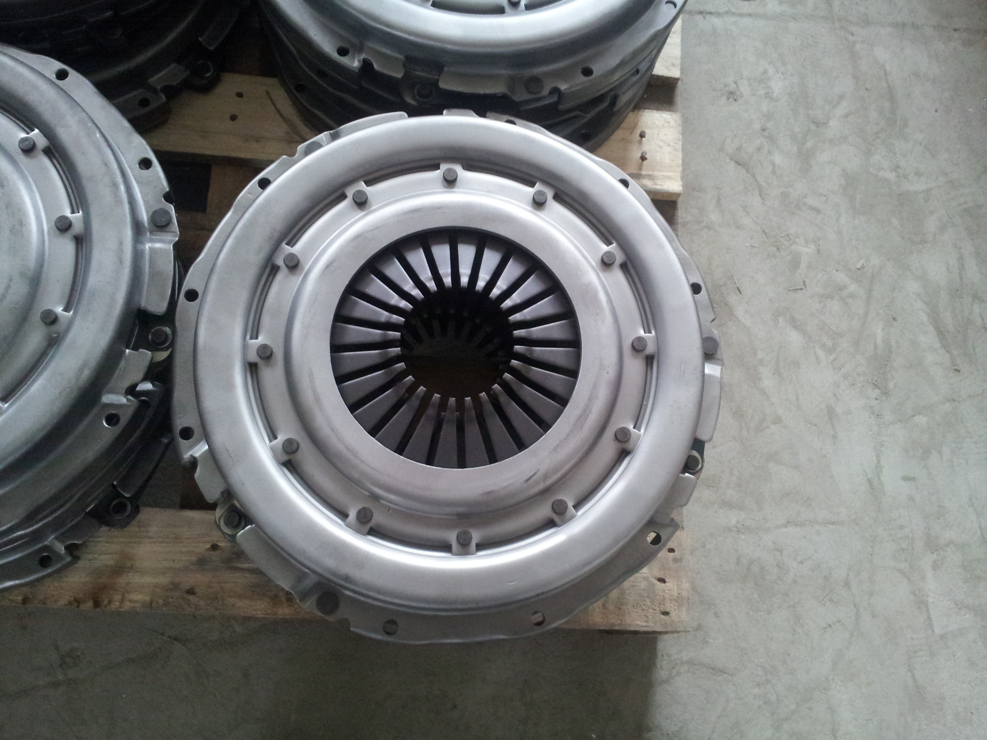 disco de embrague .1878 001 501 .1878 002 599. 1878 002 307.3151000 079. Uso para MAZ, PAZ, KAMAZ, KAVZ, YUTONG, AVIA TRUCK