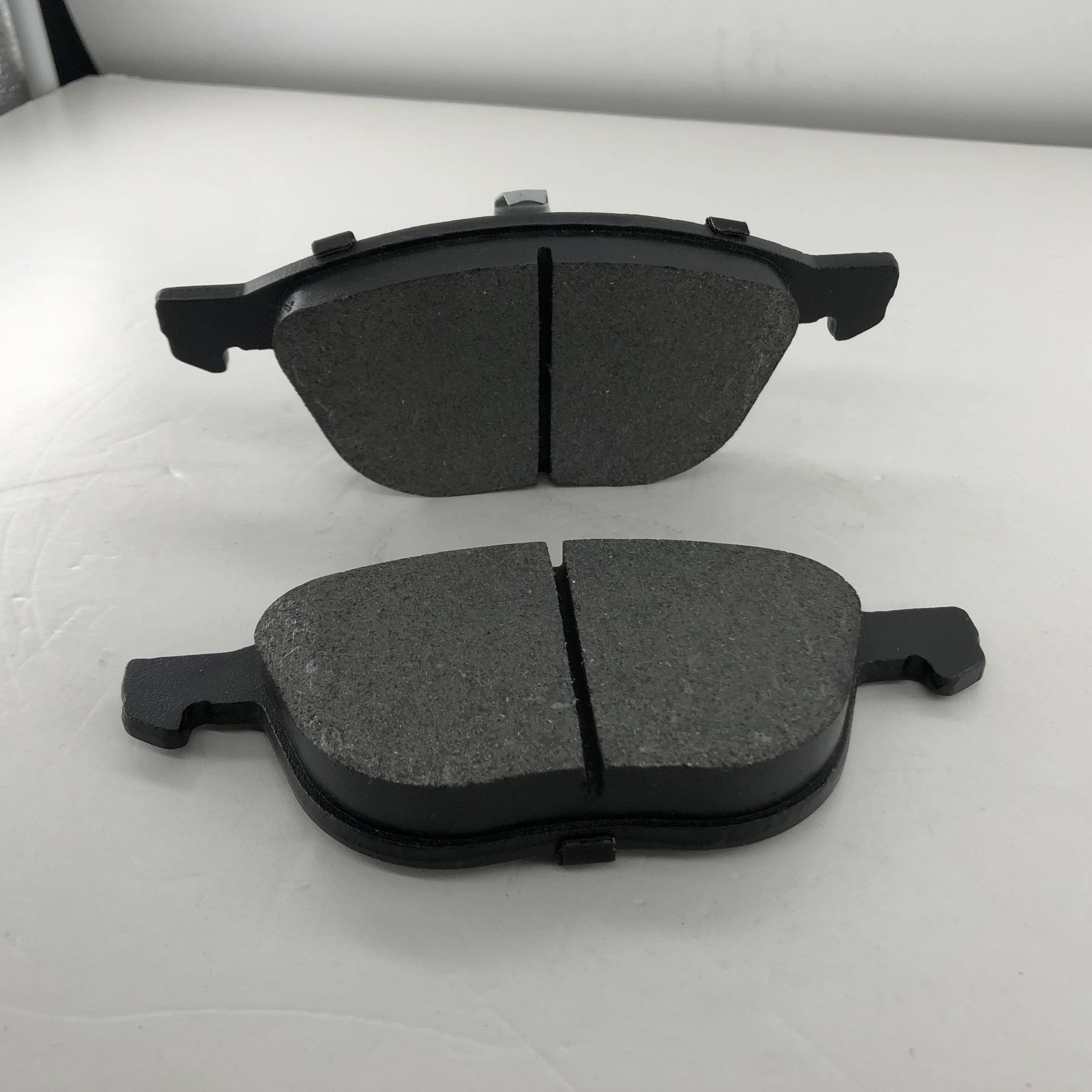 GDB2059 Pastilla de freno D1044 / D1230 / D1563 Cerámica Anti Ruido para Volvo Ford fox